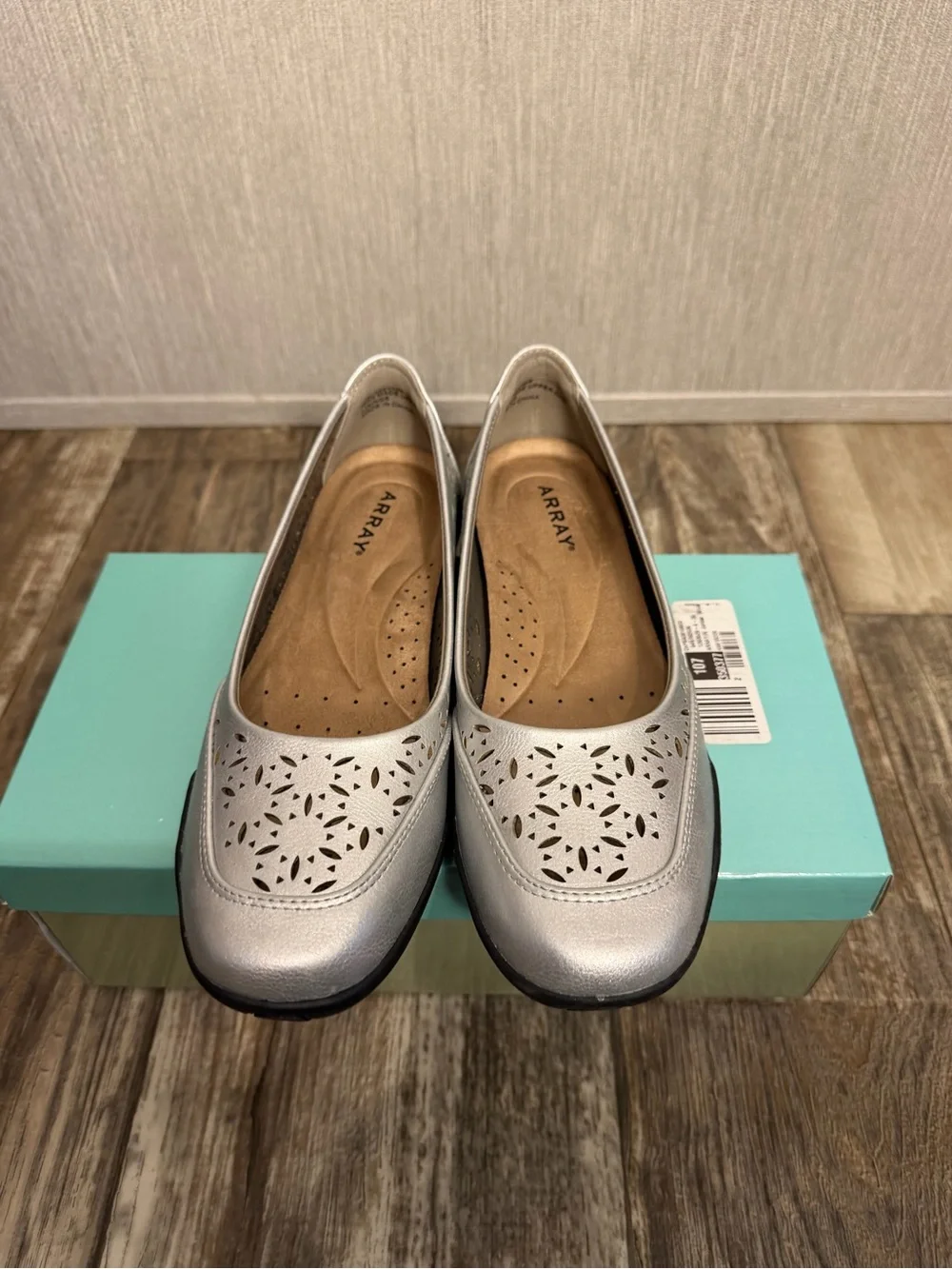 Array Women's Silver Comfort Slip-On Flats Size 7 Narrow
